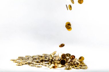 Bozuk paralar farklı pozisyonlarda üst üste yığılmış. Para kavramı.