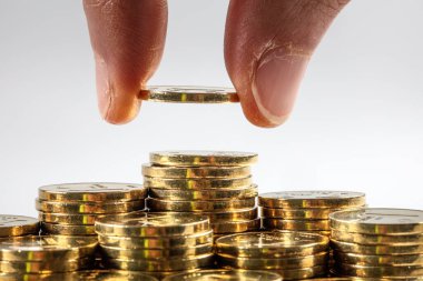 Bozuk paralar farklı pozisyonlarda üst üste yığılmış. Türk lirası. Emlak ve ipotek.