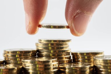 Bozuk paralar farklı pozisyonlarda üst üste yığılmış. Türk lirası. Emlak ve ipotek.