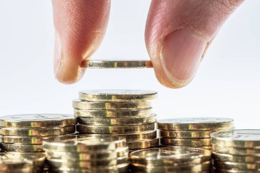 Bozuk paralar farklı pozisyonlarda üst üste yığılmış. Türk lirası. Emlak ve ipotek.