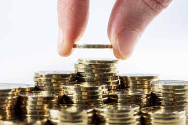 Bozuk paralar farklı pozisyonlarda üst üste yığılmış. Türk lirası. Emlak ve ipotek.