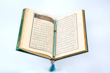 İstanbul, Türkiye - 18 Ocak 2018: Kuran - Dünyanın dört bir yanındaki Müslümanların kutsal kitabı. Kuran ve Adalet kavramı .