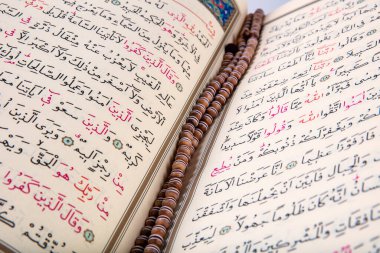 İstanbul, Türkiye - 18 Ocak 2018: Kuran - Dünyanın dört bir yanındaki Müslümanların kutsal kitabı. Kuran ve Adalet kavramı .