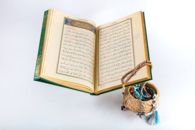 İstanbul, Türkiye - 18 Ocak 2018: Kuran - Dünyanın dört bir yanındaki Müslümanların kutsal kitabı. Kuran ve Adalet kavramı .