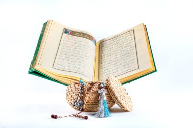 İstanbul, Türkiye - 18 Ocak 2018: Kuran - Dünyanın dört bir yanındaki Müslümanların kutsal kitabı. Kuran ve Adalet kavramı .