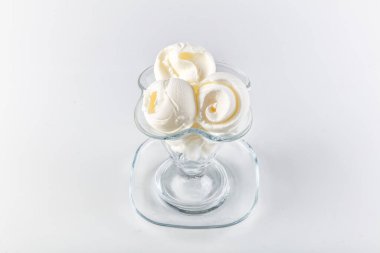 Tahta arka planda bir kase vanilyalı dondurma. Yukarıdan bakıldığında