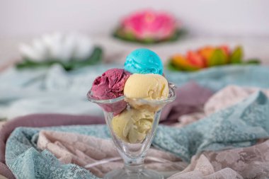 Meyveli dondurma. Farklı aromalı renkli dondurma topları. Mango, limon, nane, fıstık, portakal, çilek, ahududu, yabanmersini. Yaz konsepti.