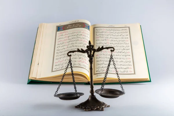 Istambul Turquia Janeiro 2018 Alcorão Livro Sagrado Muçulmanos Todo Mundo — Fotografia de Stock