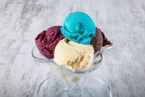 Helado Surtido Bolas Helado Coloridas Tazón Con Diferentes Sabores Mango —  Fotos de Stock