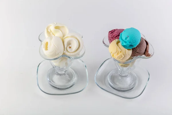 Fruktglass Färgglada Glassbollar Skål Med Olika Smaker Mango Lime Mynta — Stockfoto