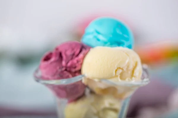 Fruitijs Kleurrijke Ijsballen Kom Met Verschillende Smaken Mango Limoen Munt — Stockfoto