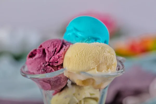 Fruitijs Kleurrijke Ijsballen Kom Met Verschillende Smaken Mango Limoen Munt — Stockfoto