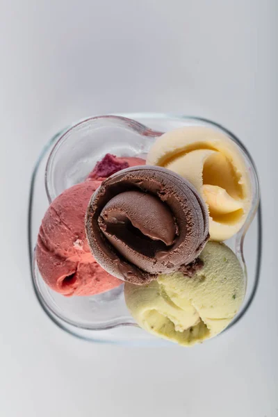 水果冰淇淋 五彩缤纷的冰淇淋球 碗里有不同的味道 开心果 覆盆子 夏季概念 — 图库照片