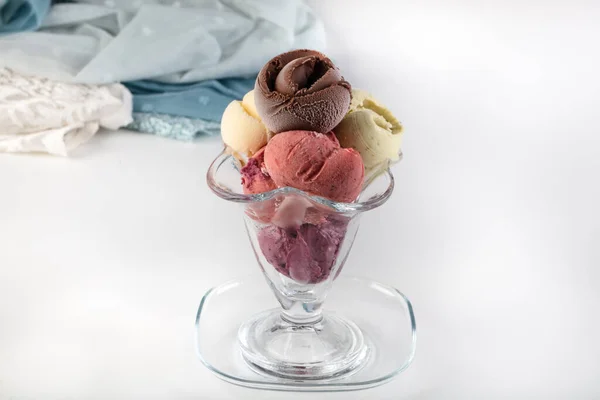 Helado Frutas Bolas Helado Coloridas Tazón Con Diferentes Sabores Mango —  Fotos de Stock