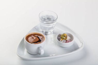 Türk kahvesi, tatlı çikolata ve su. Nefis lezzetli geleneksel Türk kültürü kahverengi içeceği. Konsept fotoğrafının keyfini