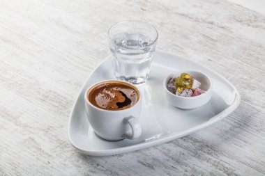 Türk kahvesi, tatlı çikolata ve su. Nefis lezzetli geleneksel Türk kültürü kahverengi içeceği. Konsept fotoğrafının keyfini