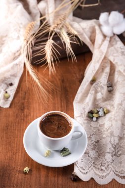 Türk kahvesi, tatlı çikolata ve su. Nefis lezzetli geleneksel Türk kültürü kahverengi içeceği. Konsept fotoğrafının keyfini