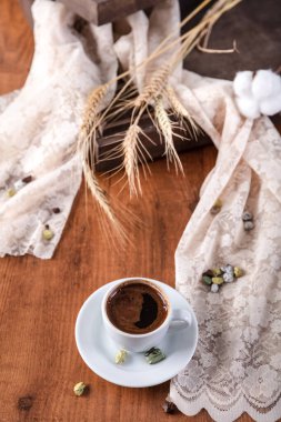 Türk kahvesi, tatlı çikolata ve su. Nefis lezzetli geleneksel Türk kültürü kahverengi içeceği. Konsept fotoğrafının keyfini