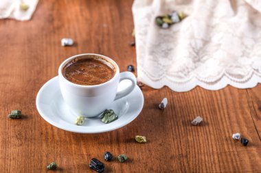 Türk kahvesi, tatlı çikolata ve su. Nefis lezzetli geleneksel Türk kültürü kahverengi içeceği. Konsept fotoğrafının keyfini