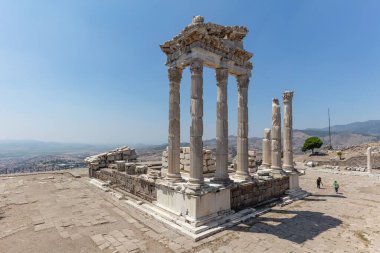 Pergamon Akropolis kalıntıları. Pergamon Akropolü 'ndeki Trajan Tapınağı' nın kalıntıları ve sütunları. Bergama, İzmir Türkiye.
