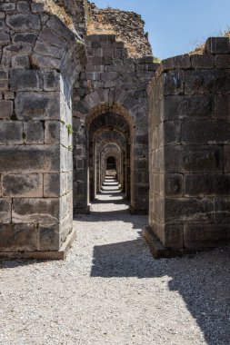 Pergamon Akropolis kalıntıları. Pergamon Akropolü 'ndeki Trajan Tapınağı' nın kalıntıları ve sütunları. Bergama, İzmir Türkiye.