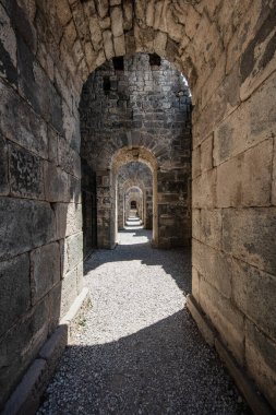 Pergamon Akropolis kalıntıları. Pergamon Akropolü 'ndeki Trajan Tapınağı' nın kalıntıları ve sütunları. Bergama, İzmir Türkiye.