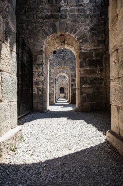 Pergamon Akropolis kalıntıları. Pergamon Akropolü 'ndeki Trajan Tapınağı' nın kalıntıları ve sütunları. Bergama, İzmir Türkiye.