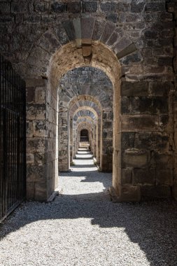 Pergamon Akropolis kalıntıları. Pergamon Akropolü 'ndeki Trajan Tapınağı' nın kalıntıları ve sütunları. Bergama, İzmir Türkiye.
