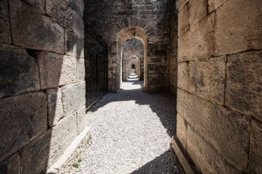 Pergamon Akropolis kalıntıları. Pergamon Akropolü 'ndeki Trajan Tapınağı' nın kalıntıları ve sütunları. Bergama, İzmir Türkiye.