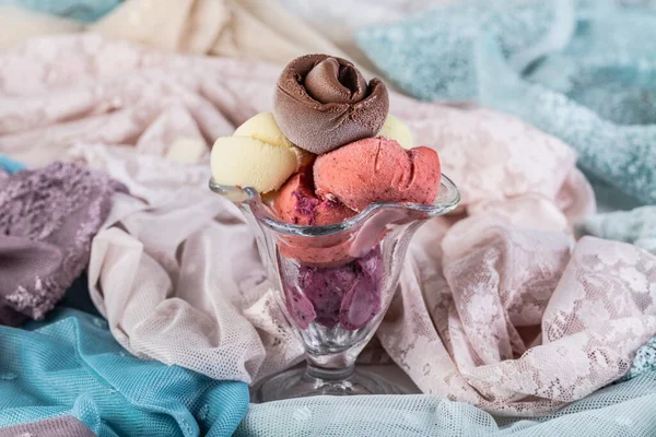 Fruitijs Kleurrijke Ijsballen Kom Met Verschillende Smaken Mango Limoen Munt — Stockfoto