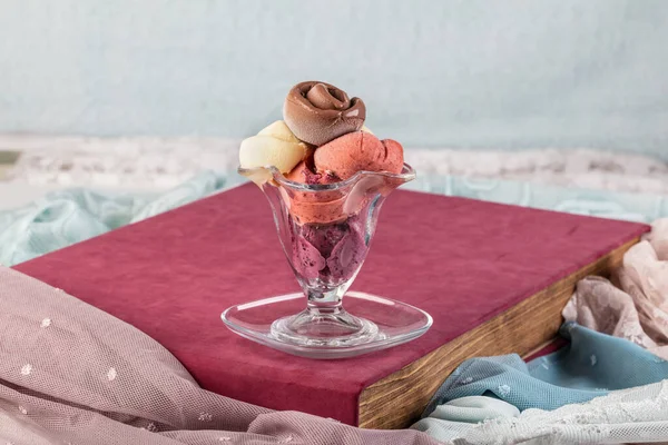 Fruktglass Färgglada Glassbollar Skål Med Olika Smaker Mango Lime Mynta — Stockfoto