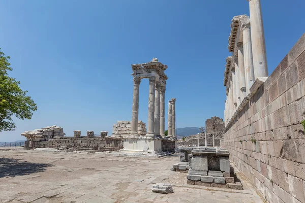 Ruiny Pergamon Acropolis Ruiny Kolumny Świątyni Trajana Akropolu Pergamonu Bergama — Zdjęcie stockowe