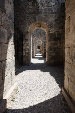 Pergamon Akropolis kalıntıları. Pergamon Akropolü 'ndeki Trajan Tapınağı' nın kalıntıları ve sütunları. Bergama, İzmir Türkiye.