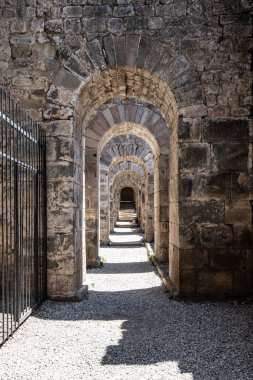 Pergamon Akropolis kalıntıları. Pergamon Akropolü 'ndeki Trajan Tapınağı' nın kalıntıları ve sütunları. Bergama, İzmir Türkiye.