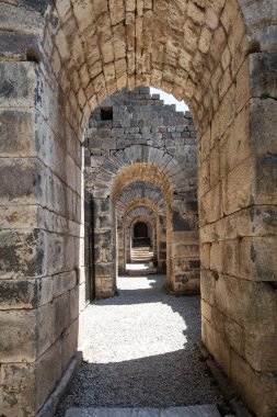 Pergamon Akropolis kalıntıları. Pergamon Akropolü 'ndeki Trajan Tapınağı' nın kalıntıları ve sütunları. Bergama, İzmir Türkiye.