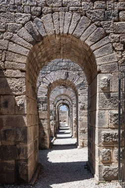 Pergamon Akropolis kalıntıları. Pergamon Akropolü 'ndeki Trajan Tapınağı' nın kalıntıları ve sütunları. Bergama, İzmir Türkiye.