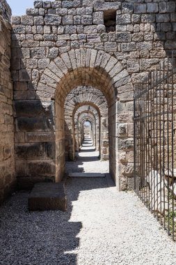 Pergamon Akropolis kalıntıları. Pergamon Akropolü 'ndeki Trajan Tapınağı' nın kalıntıları ve sütunları. Bergama, İzmir Türkiye.
