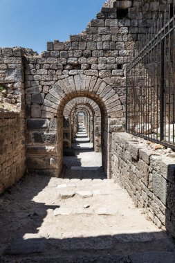 Pergamon Akropolis kalıntıları. Pergamon Akropolü 'ndeki Trajan Tapınağı' nın kalıntıları ve sütunları. Bergama, İzmir Türkiye.