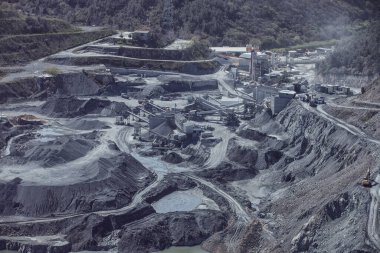 Taş ocağındaki taşıyıcılar, madencilik endüstrisi, endüstriyel makineler, inşaat, çevre