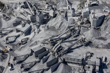Taş ocağındaki taşıyıcılar, madencilik endüstrisi, endüstriyel makineler, inşaat, çevre