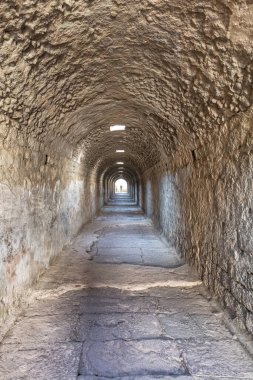 Pergamon Akropolis kalıntıları. Pergamon Akropolü 'ndeki Trajan Tapınağı' nın kalıntıları ve sütunları. Bergama, İzmir Türkiye.