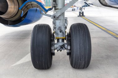 Uçak şasisi ya da iniş takımlarını kapatın. Havaalanına park etmiş bir uçak..