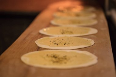 Ekmek Fırını 'nda geleneksel lavaş pişirme. Taze ve çıtır ekmek.