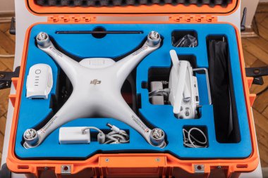 İstanbul, Türkiye, 5 Eylül 2017; Beyaz arka planda DJI Phantom 4 Drone.