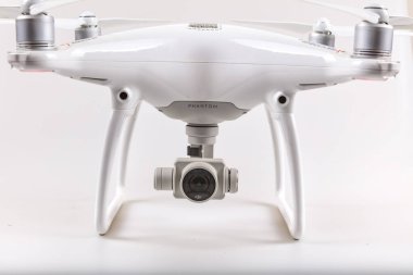 İstanbul, Türkiye, 5 Eylül 2017; Beyaz arka planda DJI Phantom 4 Drone.
