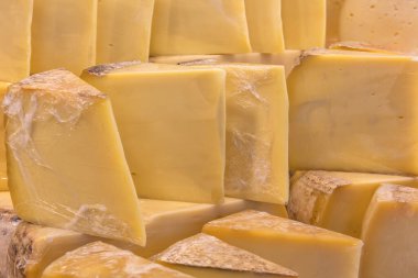 Yerel pazarda peynir çeşitliliğinin yakın plan görüntüsü