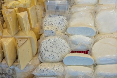 Yerel pazarda peynir çeşitliliğinin yakın plan görüntüsü
