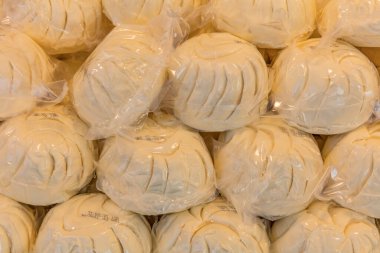 Yerel pazarda peynir çeşitliliğinin yakın plan görüntüsü