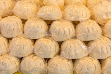 Yerel pazarda peynir çeşitliliğinin yakın plan görüntüsü