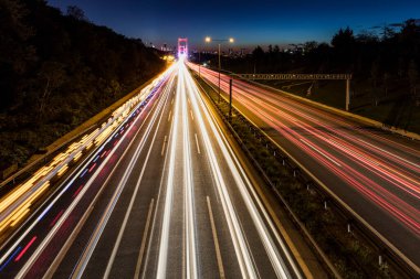  Şehirdeki trafiğin hızlandırılmış fotoğrafı
